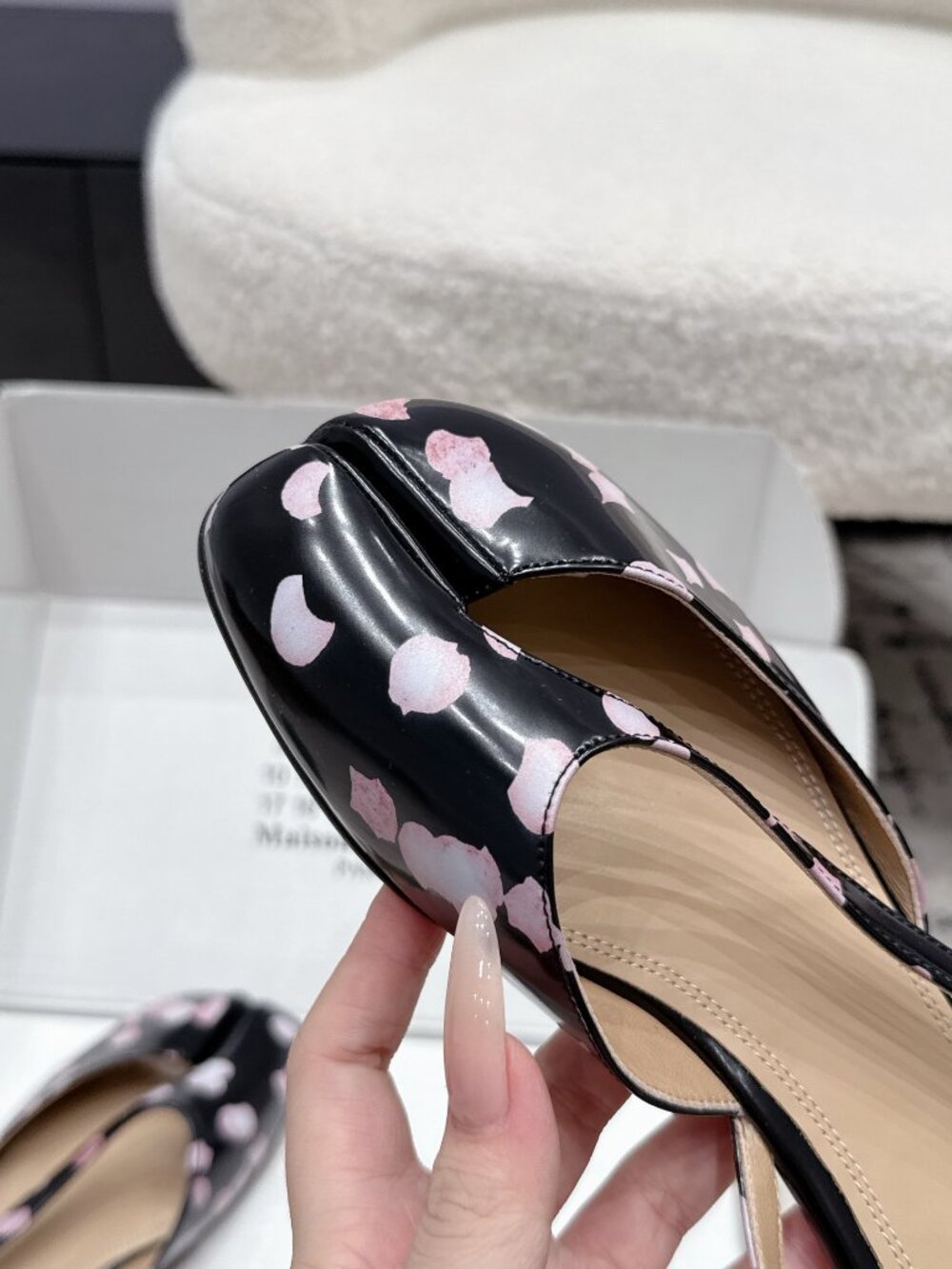 Maison Margiela Tabi split-toe flats with cherry blossom petal print - Picture 8 of 8